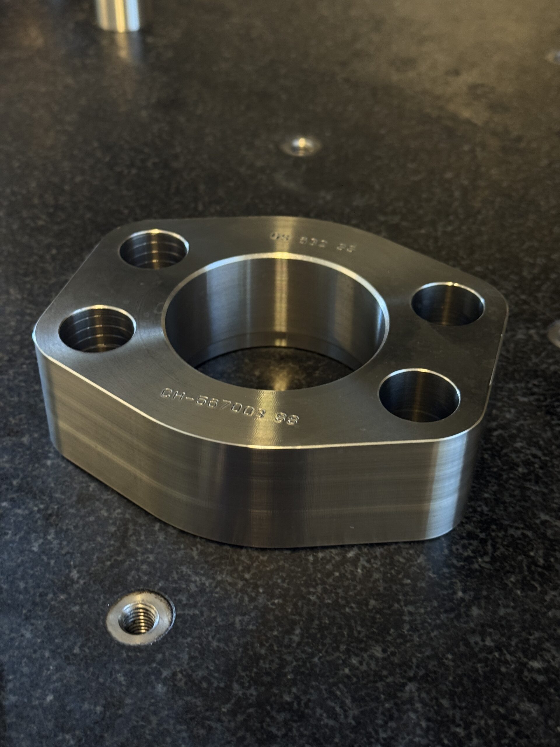SAE-flens produsert i en CNC-maskin